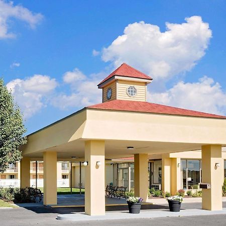 Days Inn By Wyndham Ийстън Екстериор снимка