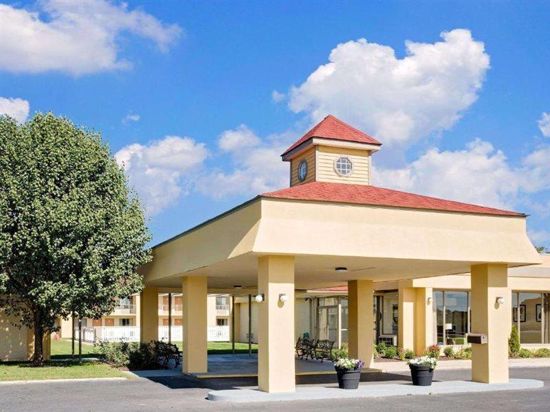 Days Inn By Wyndham Ийстън Екстериор снимка